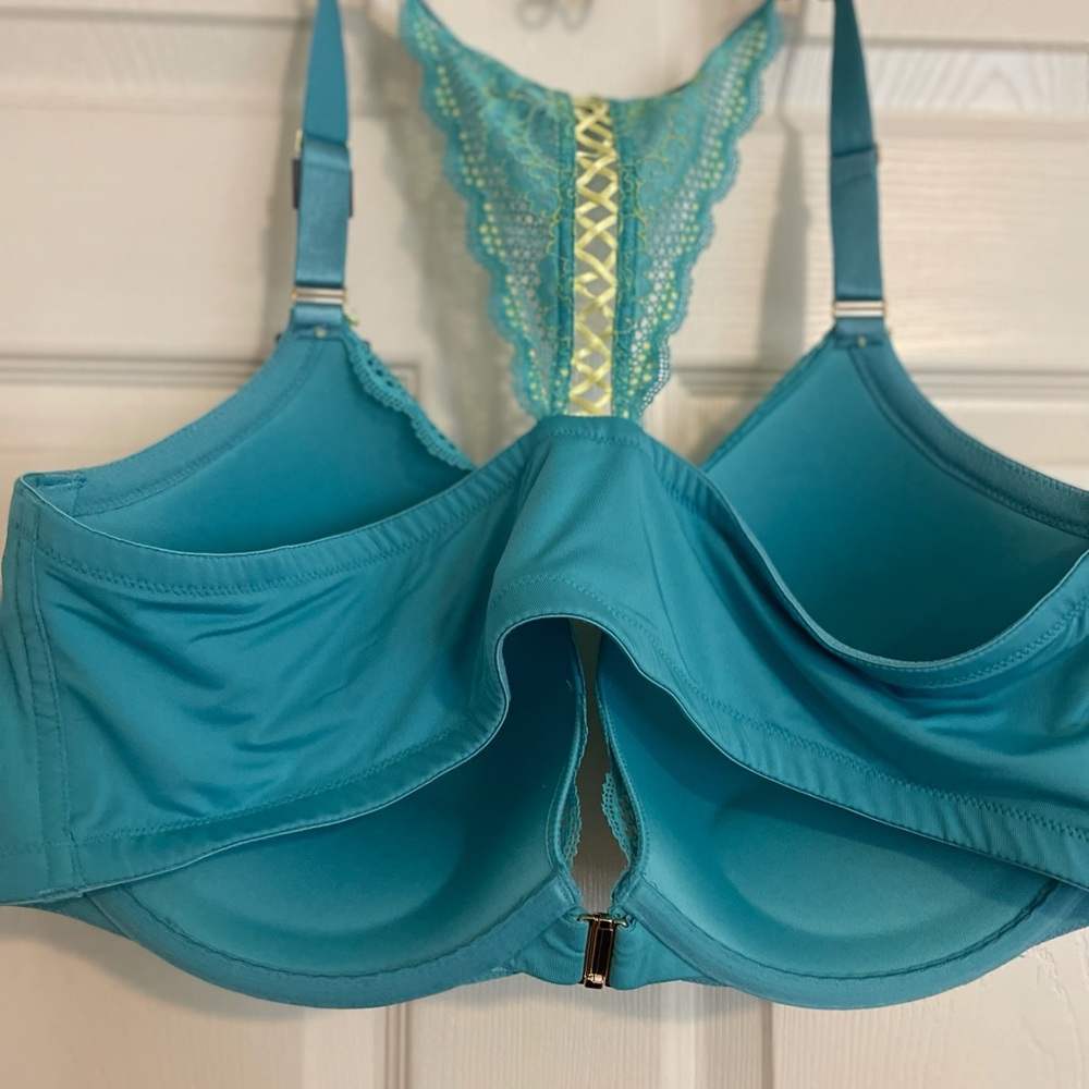 New with tags cacique front close bra 44dd